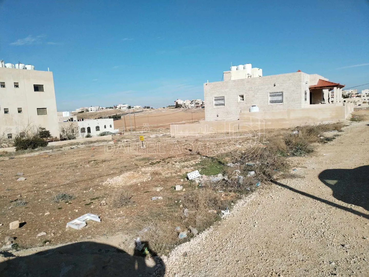 أرض في الكرك ما بين المشيرفة و مدين و خلف كازية المناصير  - 23,000 دأ - صورة 1