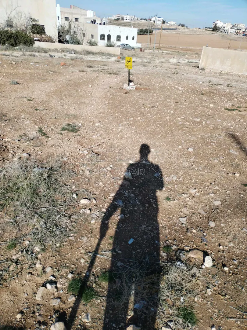 أرض في الكرك ما بين المشيرفة و مدين و خلف كازية المناصير  - 23,000 دأ - صورة 1