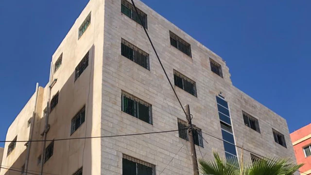 مبنى في فرصة استثمارية مميزة في السلط | عمارة سكن طالبات  - 500,000 دأ - صورة NaN