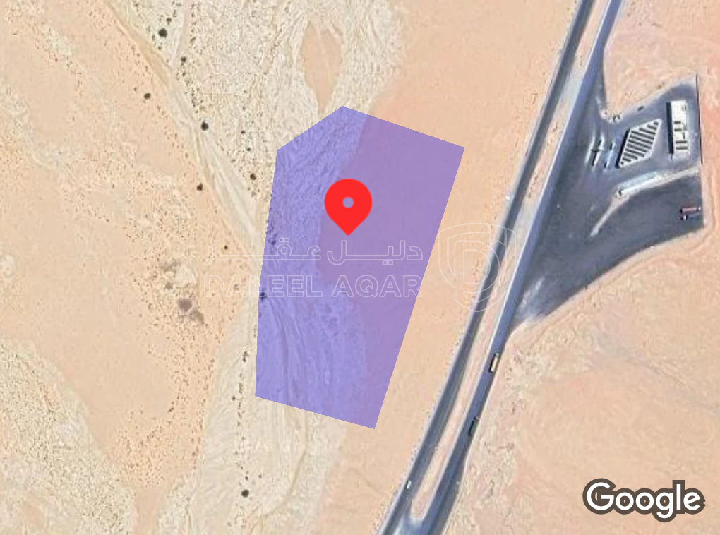أرض في القويرة الشارع الرئيسي واجهة ٢٤٠متر - 240,000 دأ - صورة 1