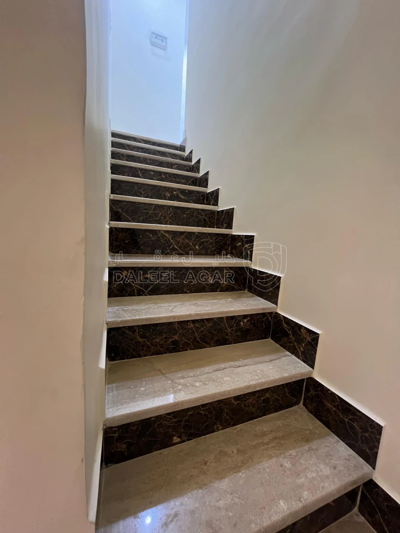 شقة في بقرب مطعم ورد - 215,000 دأ - صورة 1