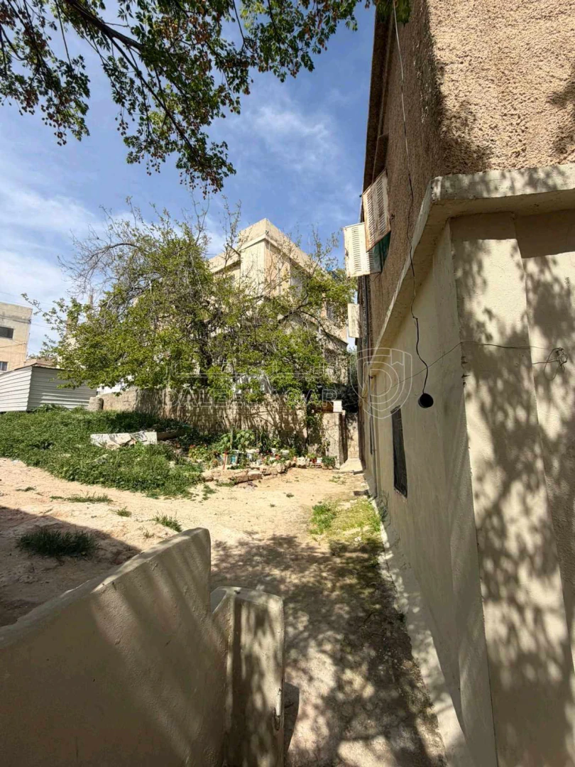 أرض في الهاشمي الشمالي قرب مدرسة دير اللاتين - 45,000 دأ - صورة 1