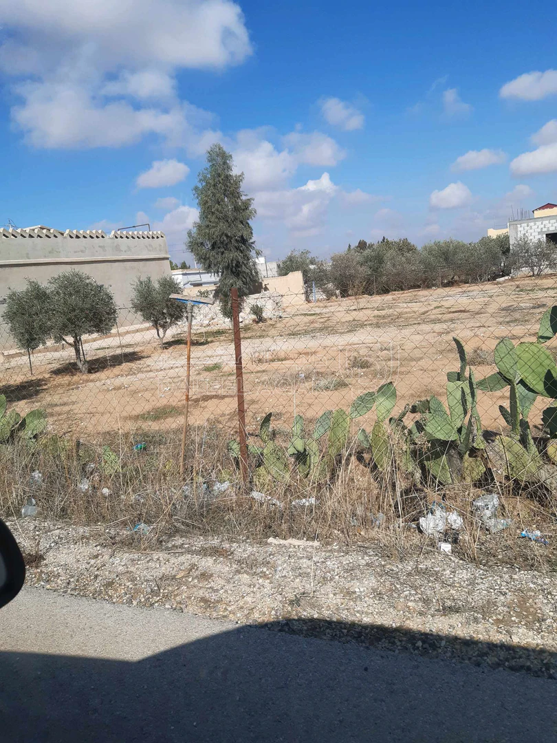 أرض في المفرق الحرش وسط البلد مقابل بلدية الحرش - 15,000 دأ - صورة 2