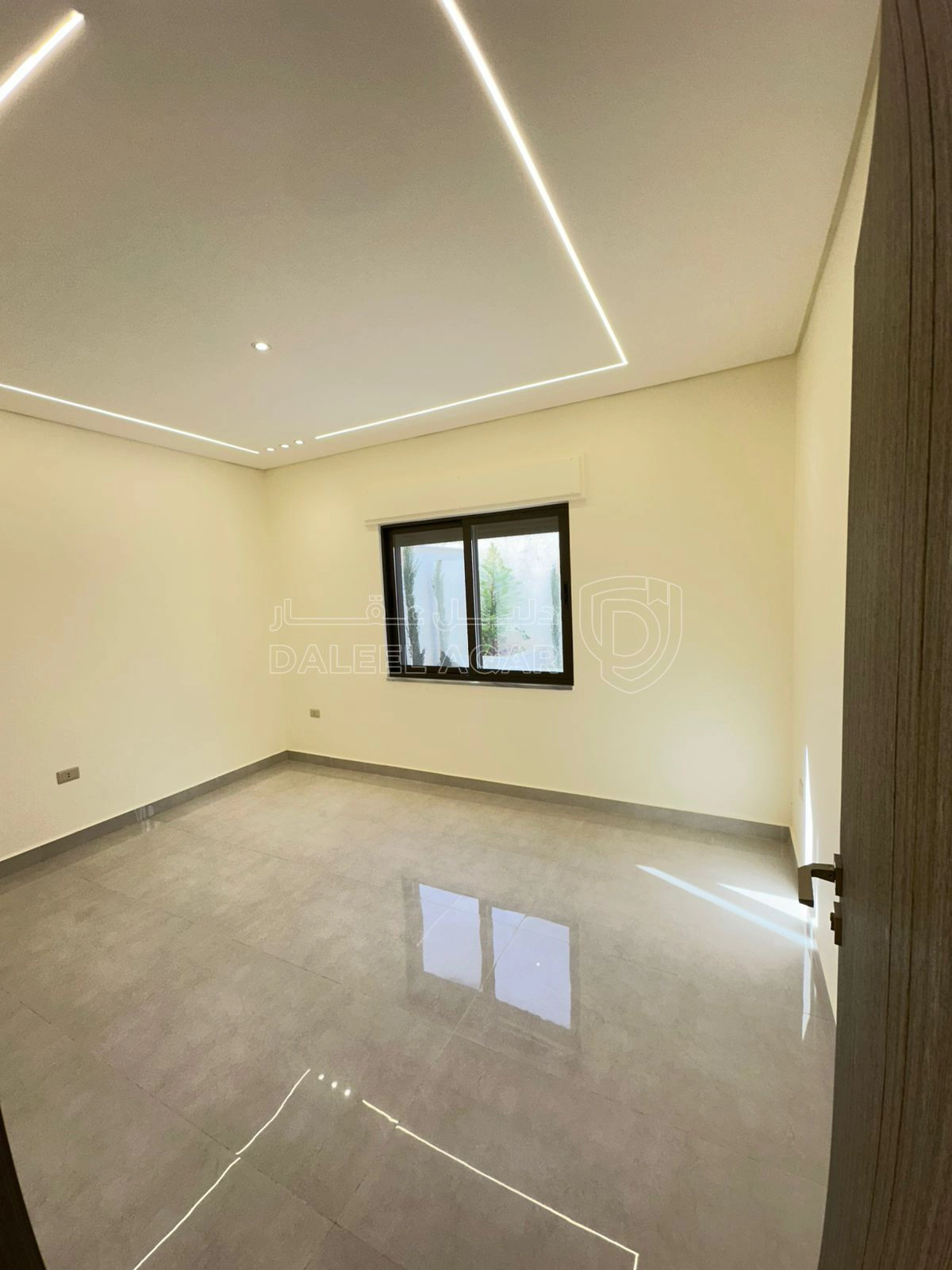 شقة في تبعد 2.5 كم عن شارع المطار  - 73,000 دأ - صورة 1