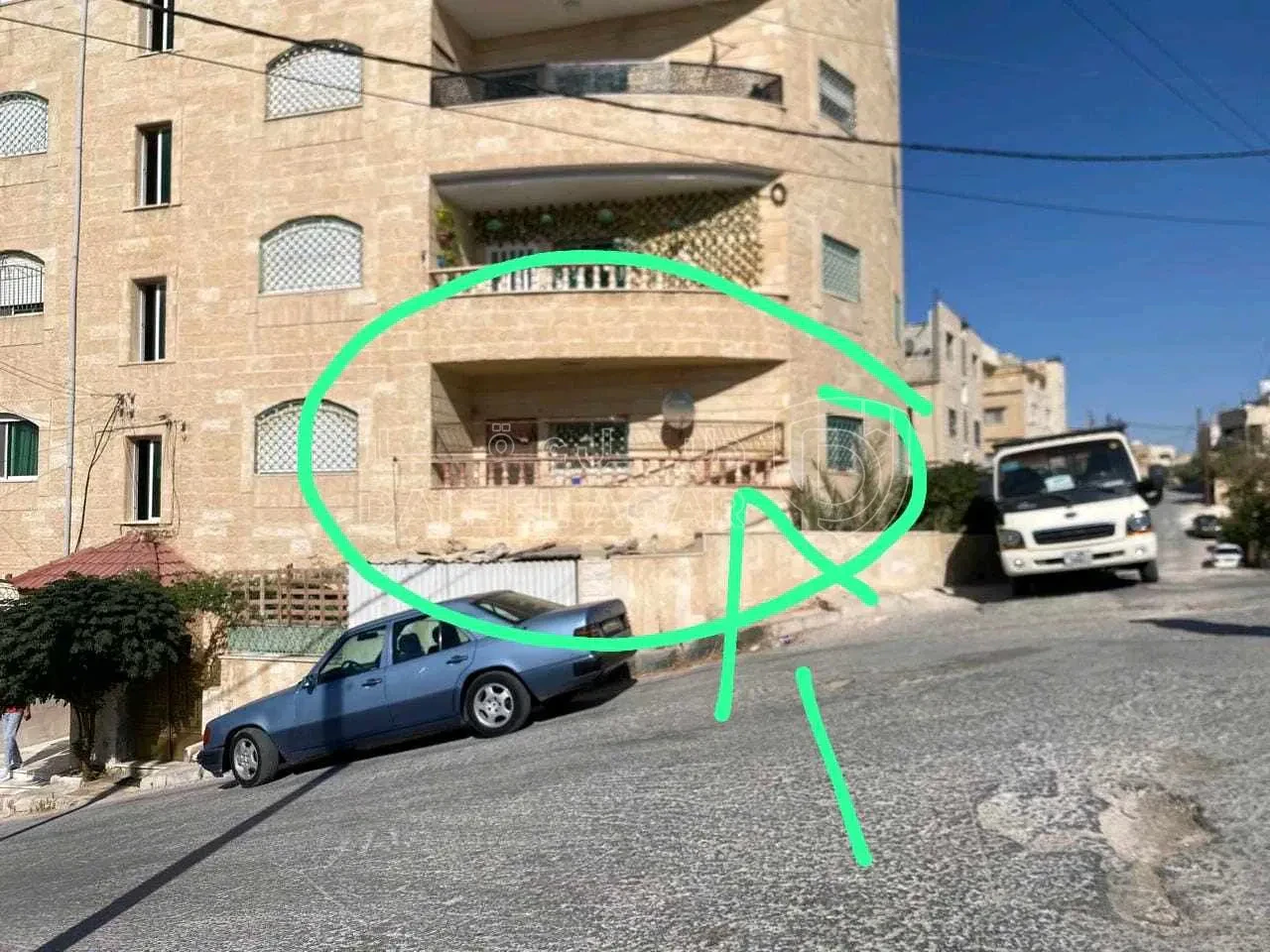 شقة في الزرقاء الزواهره حي القمر مقابل كلية قرطبه - 30,000 دأ - صورة 1