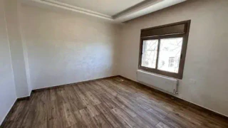 شقة - بالقرب من مديرية شؤون الأفراد - 135000 دأ