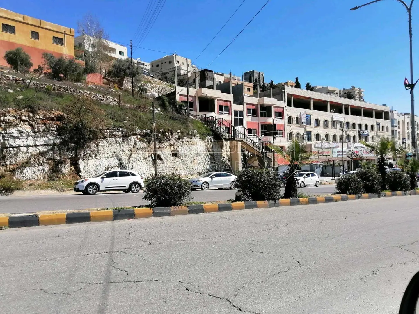 أرض في السلط وادي الشجره مقابل كازيه جوبترول  - 250,000 دأ - صورة 1