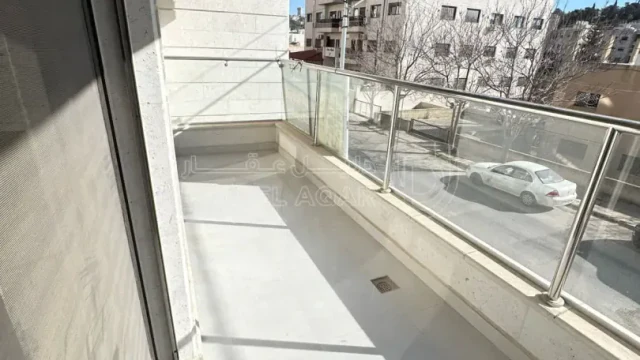 شقة - تبعد 2.5 كم عن طريق المطار  - 75000 دأ