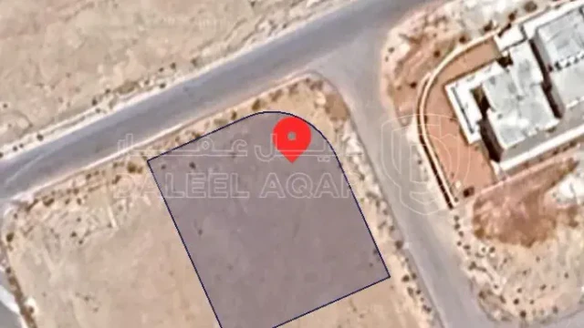 أرض في ارض للبيع مقابل مدينة الشرق الغباوي شارعين - 75,000 دأ - صورة 1