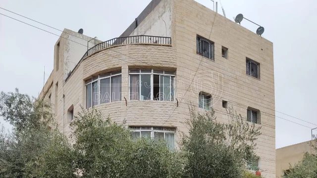 مبنى - عمارة  6 شقق مؤجرة بدخل شهري تقريبا 1000 دينار - 110000 دأ