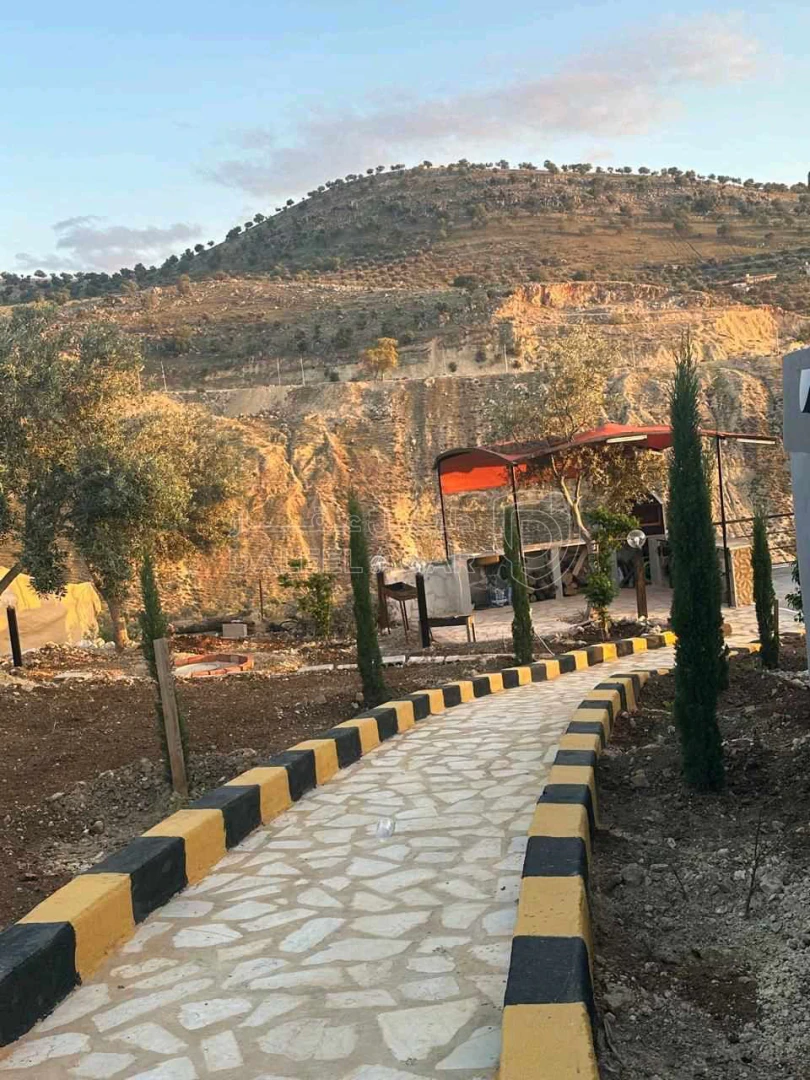 مزرعة/شاليه في عجلون كفرنجه مقابل سد كفرنجه قرب راجب - 300,000 دأ - صورة 1