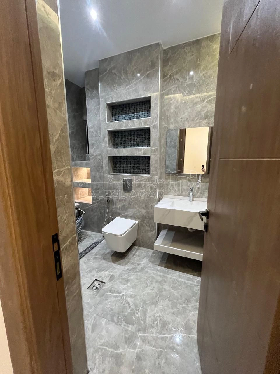 شقة في شقة للبيع في طريق المطار باطلالة بانوراما - 139,000 دأ - صورة 1