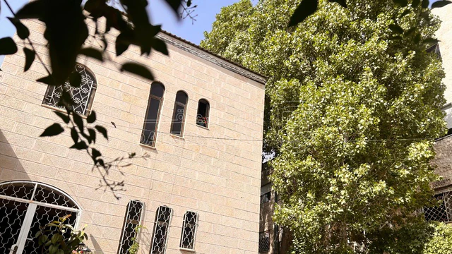 فيلا/منزل - فيلا قديمه بموقع مميز للبيع تصلح تجاري  - 650000 دأ