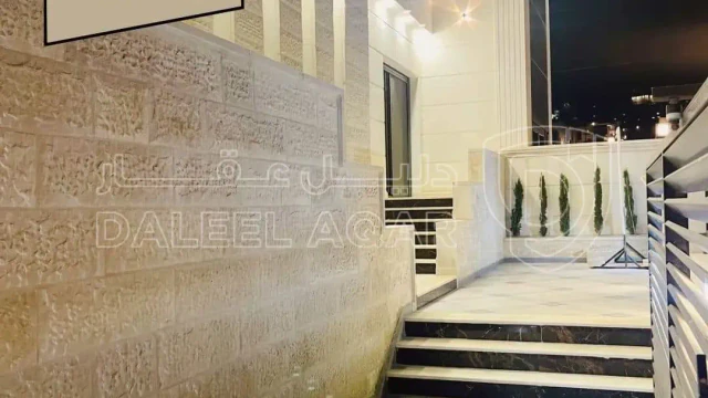 شقة - طريق الحصن - خلف كازية عاشور  - 93000 دأ