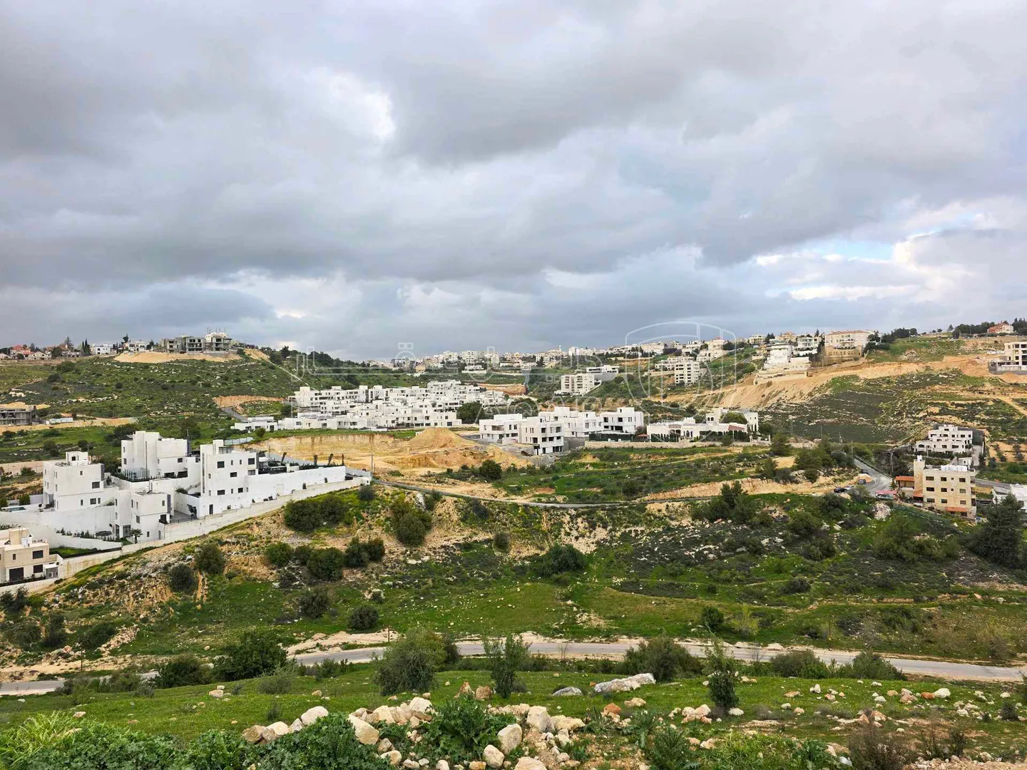 أرض في قطعة مميزة لبناء فيلا نموذجية / راس الجندي  - 270,000 دأ - صورة 1