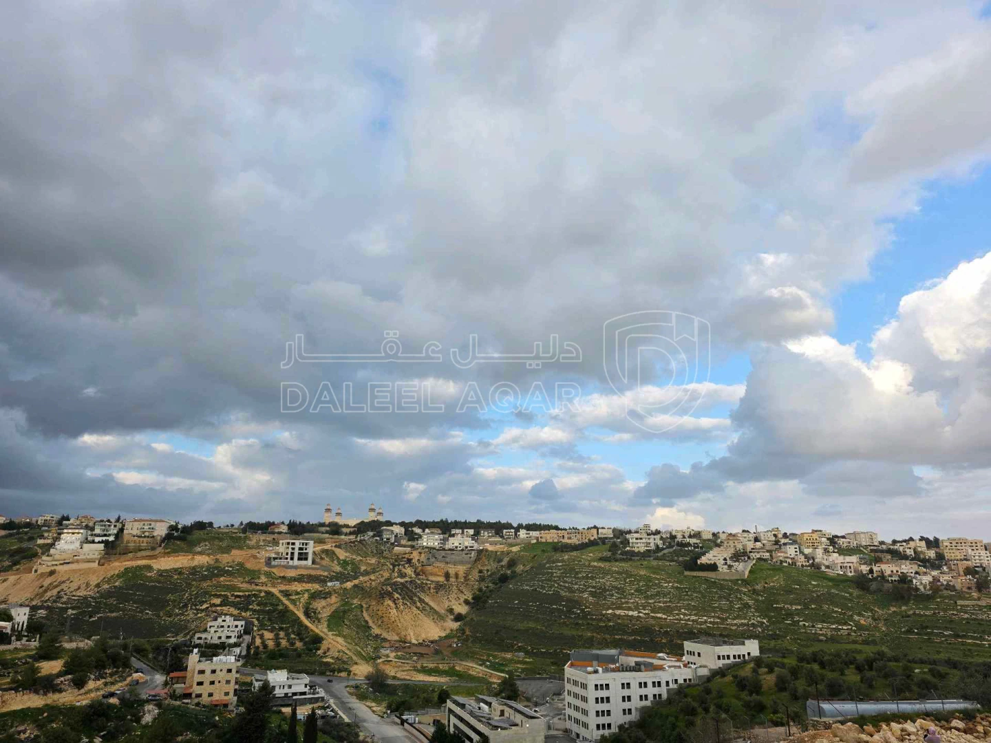 أرض في قطعة مميزة لبناء فيلا نموذجية / راس الجندي  - 270,000 دأ - صورة 1