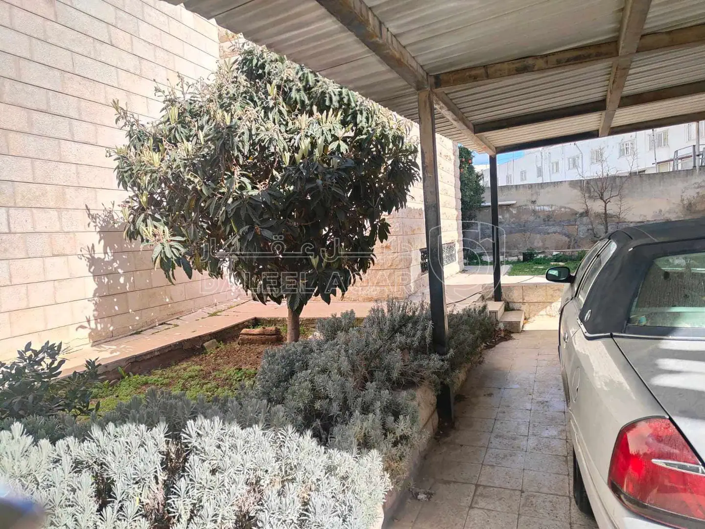 أرض في ارض مع منزل للبيع .ام السماق الشمالي  على شارعين . - 540,000 دأ - صورة 1