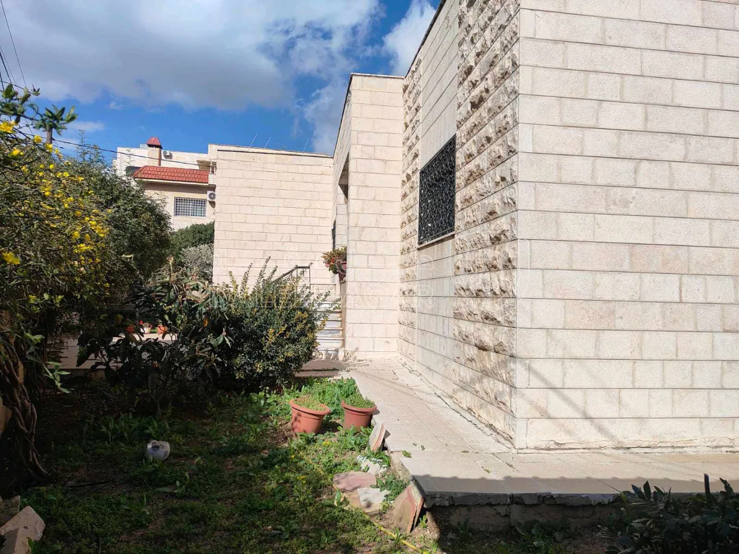 أرض في ارض مع منزل للبيع .ام السماق الشمالي  على شارعين . - 540,000 دأ - صورة 1