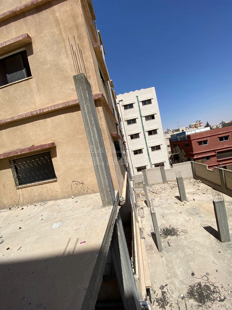 مبنى في الزرقاء الجديدة شارع 26 بجانب عمارة منير نشيوات - 700,000 دأ - صورة 1