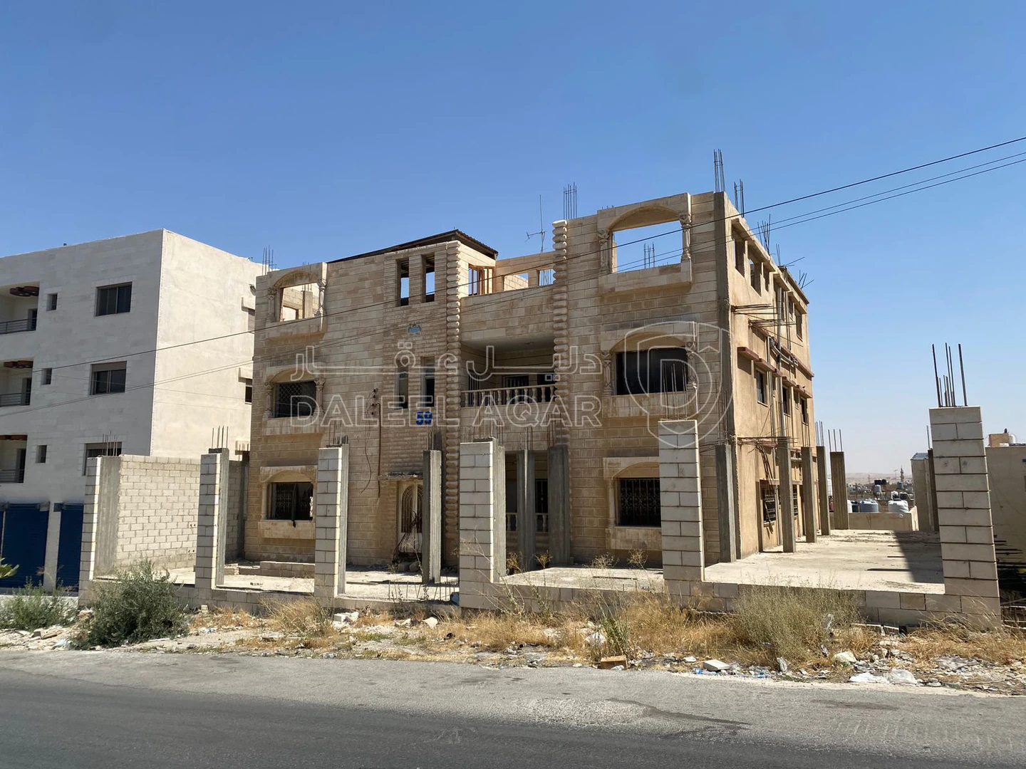 مبنى في الزرقاء الجديدة شارع 26 بجانب عمارة منير نشيوات - 700,000 دأ - صورة 1
