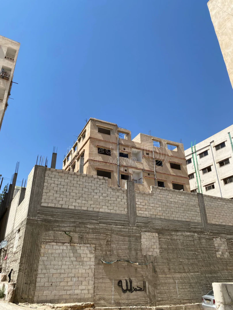 مبنى في الزرقاء الجديدة شارع 26 بجانب عمارة منير نشيوات - 700,000 دأ - صورة 1