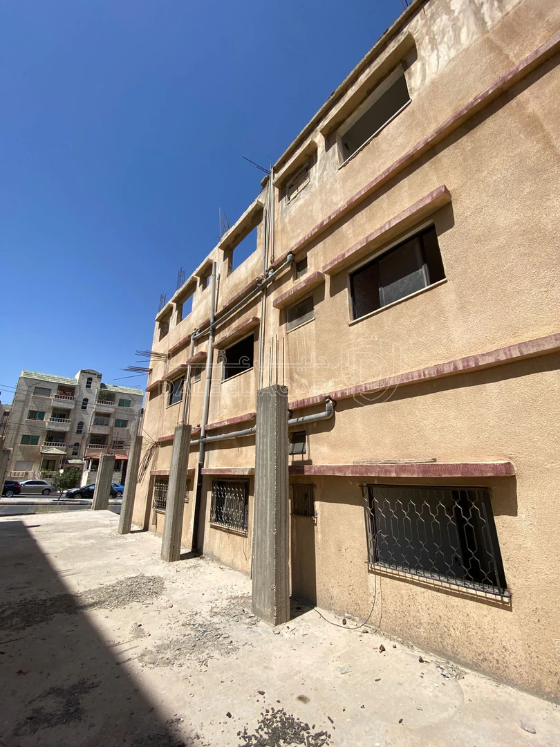 مبنى في الزرقاء الجديدة شارع 26 بجانب عمارة منير نشيوات - 700,000 دأ - صورة 1