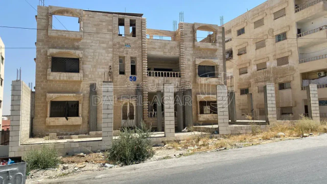 مبنى - الزرقاء الجديدة شارع 26 بجانب عمارة منير نشيوات - 700000 دأ