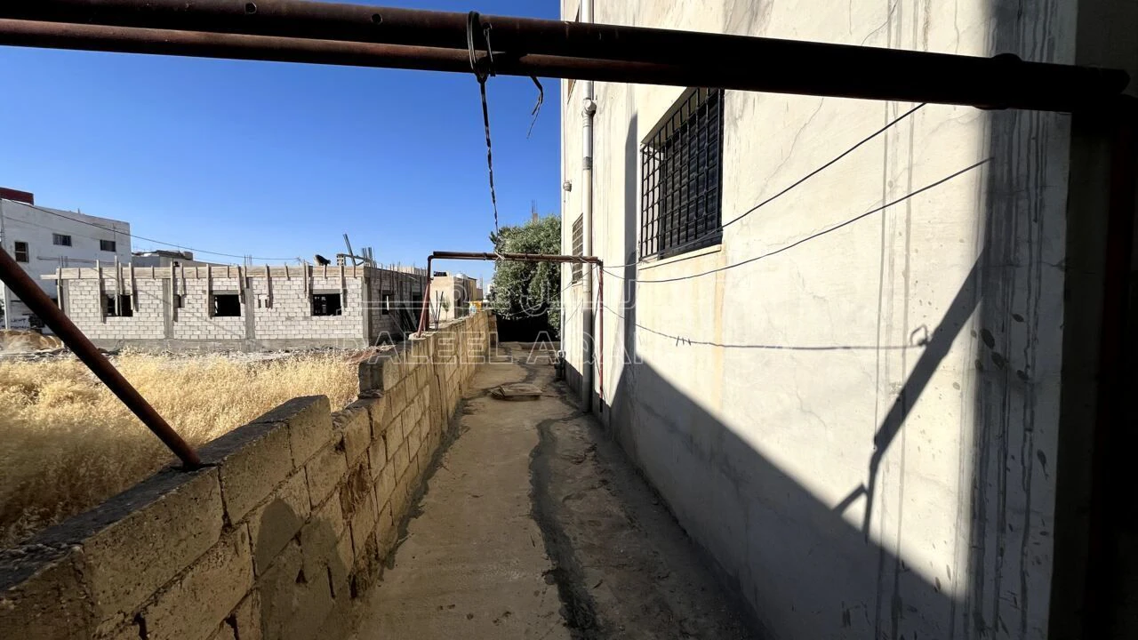 فيلا/منزل في بيت طابقين للبيع في مادبا - 116,999 دأ - صورة 1