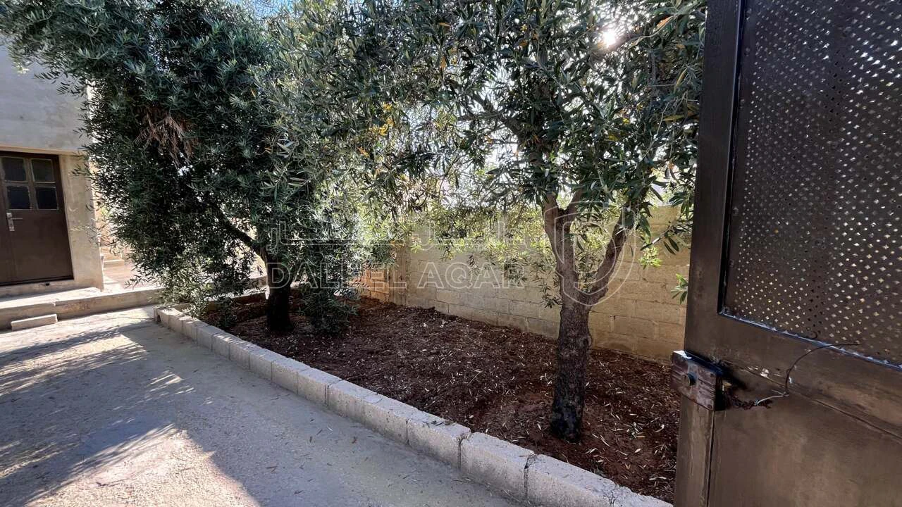فيلا/منزل في بيت طابقين للبيع في مادبا - 116,999 دأ - صورة 1
