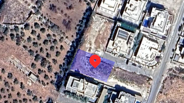 أرض - شارع المطار بجانب جامعة البترا. خلف مدارس القادة - 320400 دأ