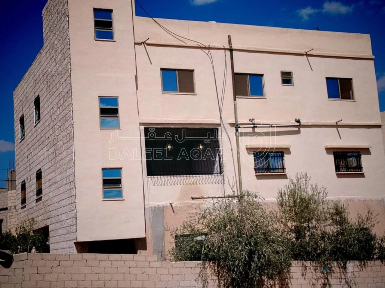 فيلا/منزل في منزل مستقل للبيع 3 طوابق 4 شقق - 140,000 دأ - صورة 1
