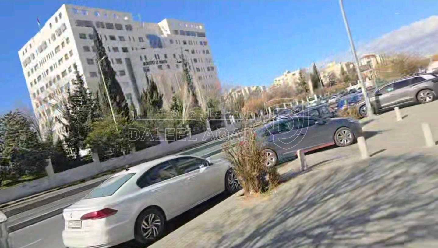 أرض في عمان مقابل وزاره الصحه مباشره - 110,000 دأ - صورة 1