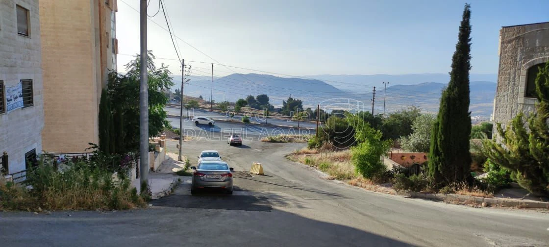 فيلا/منزل في عمان ابو نصير ام بطمة 8 على شارع الاردن الرئيسي  - 350,000 دأ - صورة 1