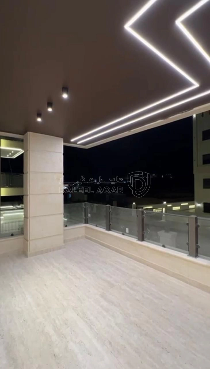 شقة في طريق المطار - تبعد 950 م عن مدارس العالمية  - 135,000 دأ - صورة 1
