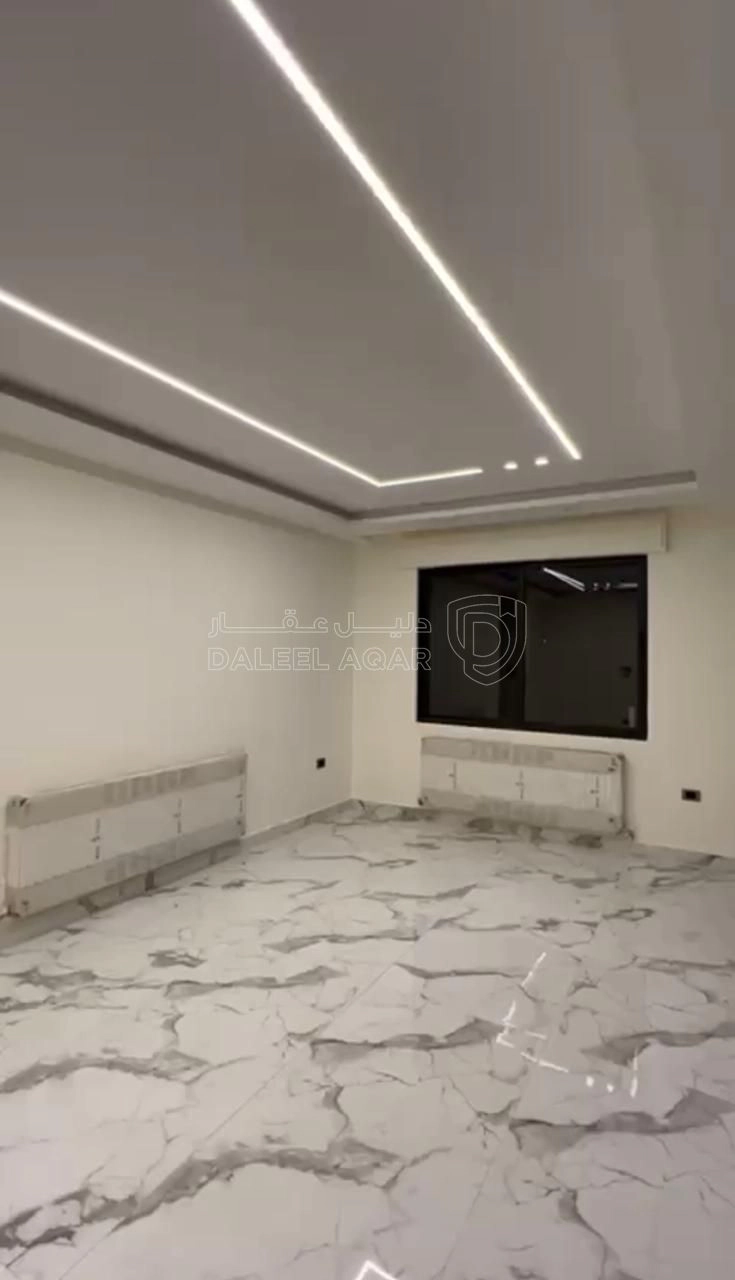 شقة في طريق المطار - تبعد 950 م عن مدارس العالمية  - 135,000 دأ - صورة 1