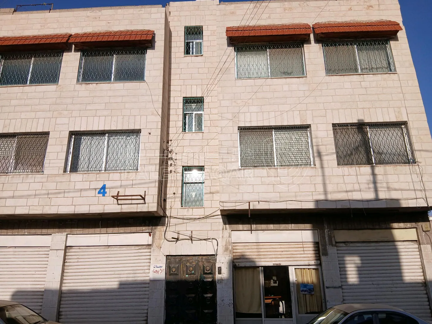 مبنى في عمارة للبيع سكنيه برصيفه مع مخازن  - 200,000 دأ - صورة 1