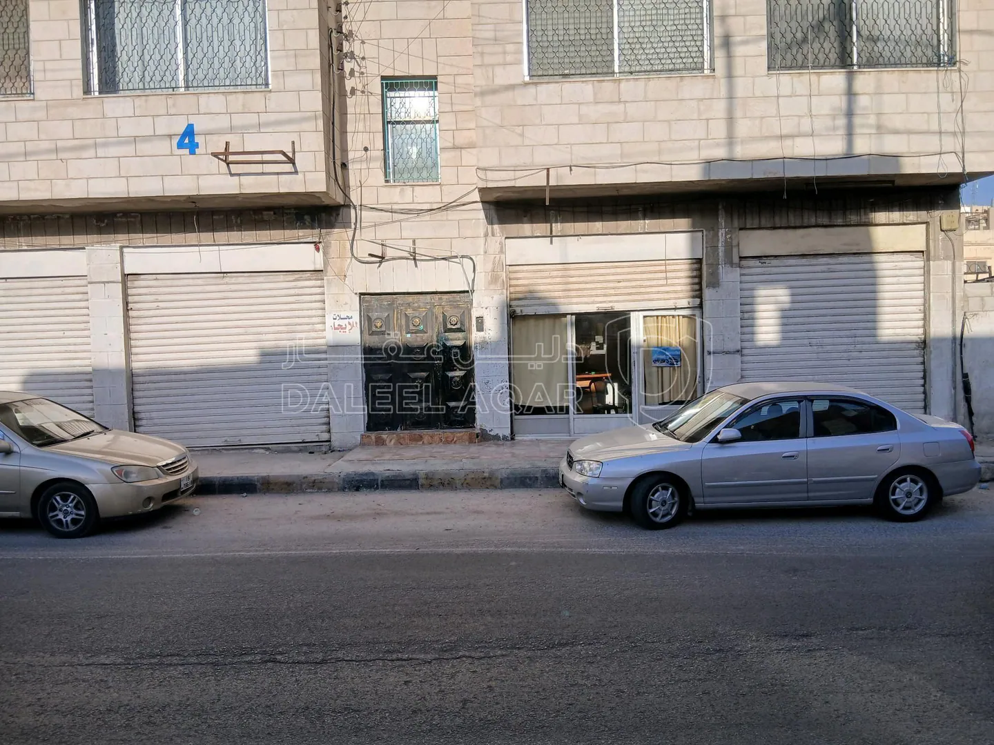 مبنى في عمارة للبيع سكنيه برصيفه مع مخازن  - 200,000 دأ - صورة 1