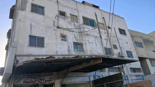 مبنى في عمارة للبيع سكنيه برصيفه مع مخازن  - 200,000 دأ - صورة 1