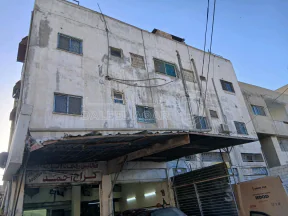 مبنى - عمارة للبيع سكنيه برصيفه مع مخازن  - 200000 دأ