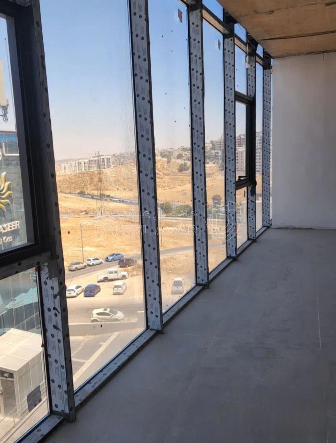 مكتب/تجاري في عمان شارع المطار مدخل من كوريدور عبدون - 175,000 دأ - صورة 1