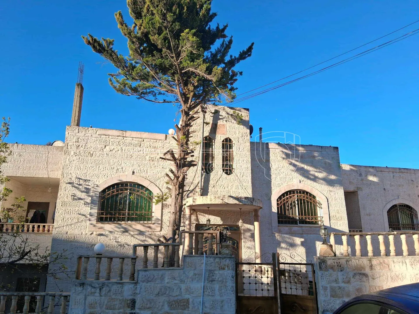 مبنى في عمان-ناعور-الروضه-بالقرب من مسجد أبو بكر الصديق  - 240,000 دأ - صورة 1