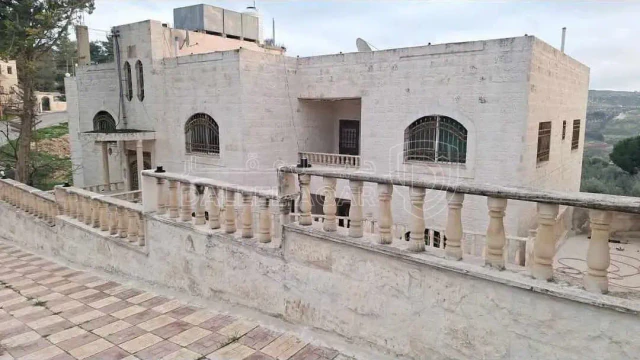 مبنى - عمان-ناعور-الروضه-بالقرب من مسجد أبو بكر الصديق  - 240000 دأ