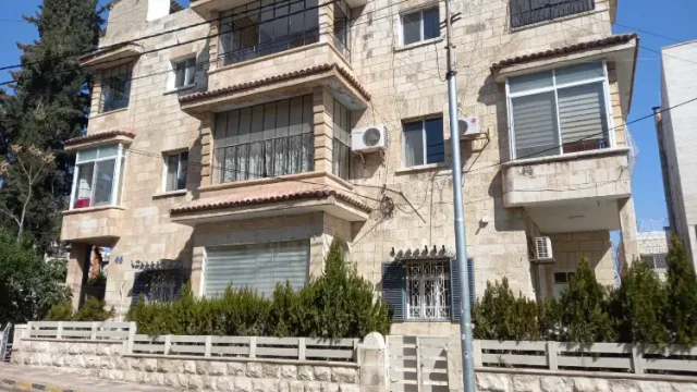 مبنى - بجانب مسجد كلية الشريعة  - 450000 دأ