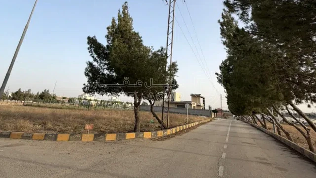 أرض في ارض للبيع الطنيب  قرب دوار جامعة الشرق الاوسط - 126,000 دأ - صورة 1