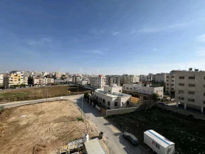 شقة - مرج الحمام طريق المطار بالقرب من كازية المناصير  - 126000 دأ