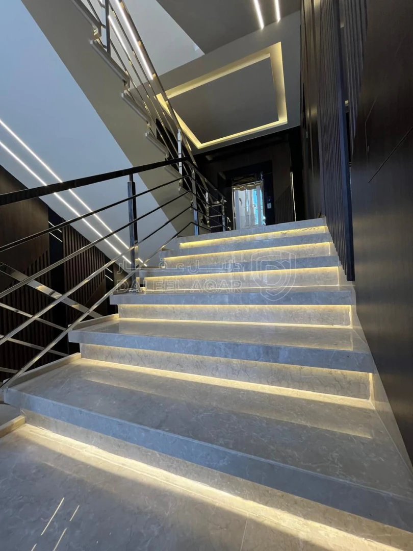 شقة في ثالث مع روف في ضاحية النخيل تشطيب ملوكي  - 235,000 دأ - صورة 1