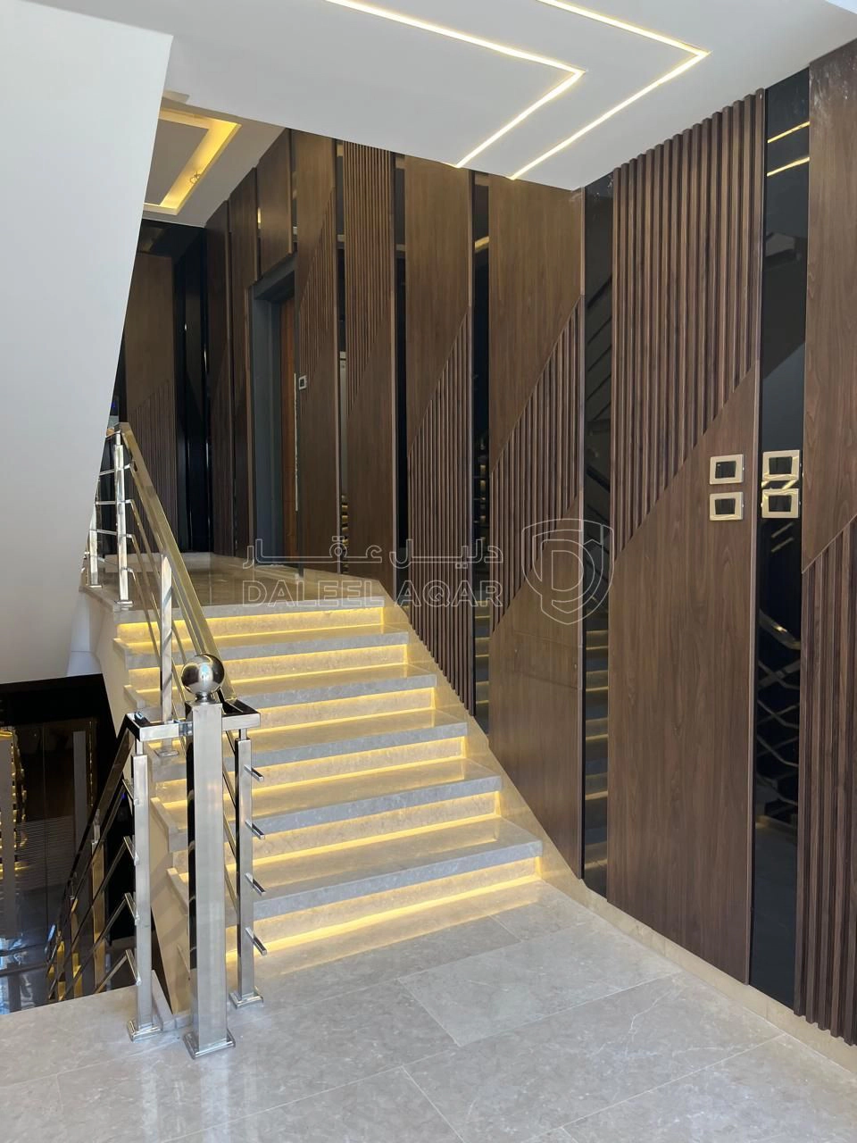 شقة في ثالث مع روف في ضاحية النخيل تشطيب ملوكي  - 235,000 دأ - صورة 1