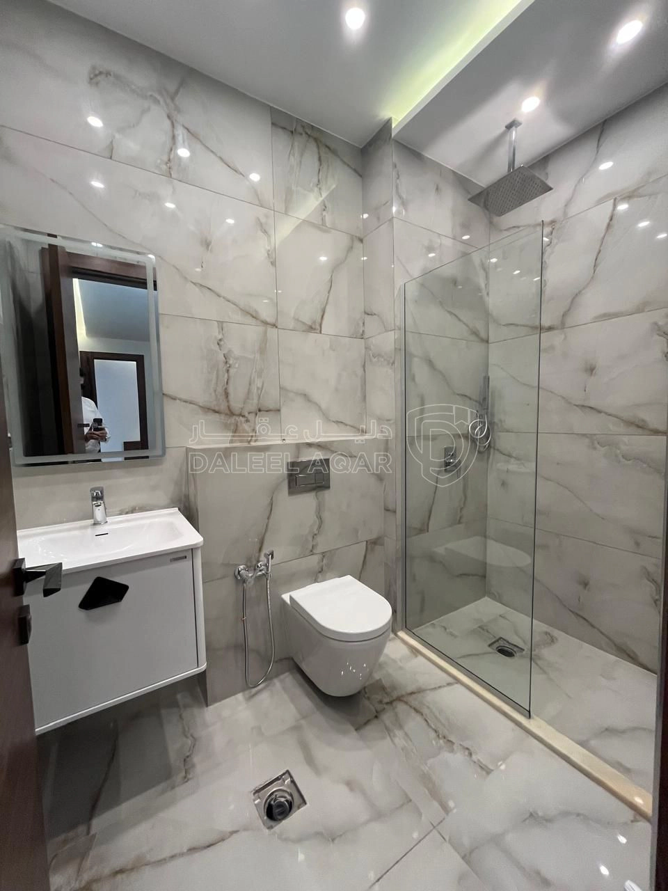 شقة في ثالث مع روف في ضاحية النخيل تشطيب ملوكي  - 235,000 دأ - صورة 1