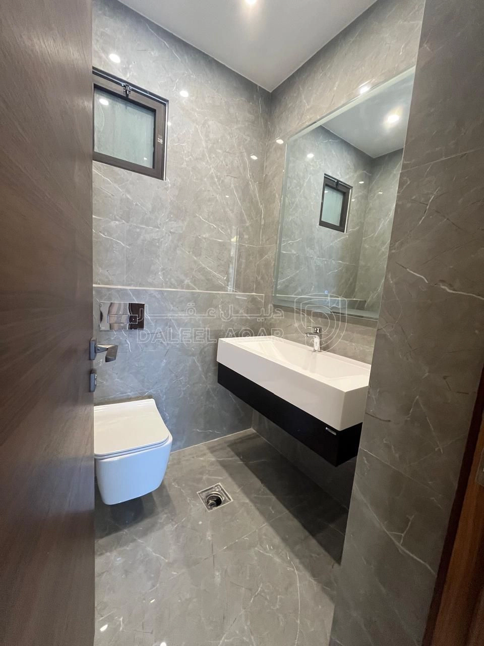 شقة في ثالث مع روف في ضاحية النخيل تشطيب ملوكي  - 235,000 دأ - صورة 1