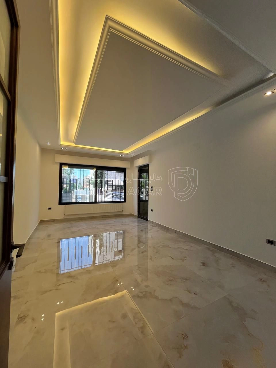 شقة في ثالث مع روف في ضاحية النخيل تشطيب ملوكي  - 235,000 دأ - صورة 1